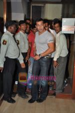 Salman Khan at Gold_s Gym and Veer Strength Challenge in Mumbai on 21st Jan 2010-1.JPG